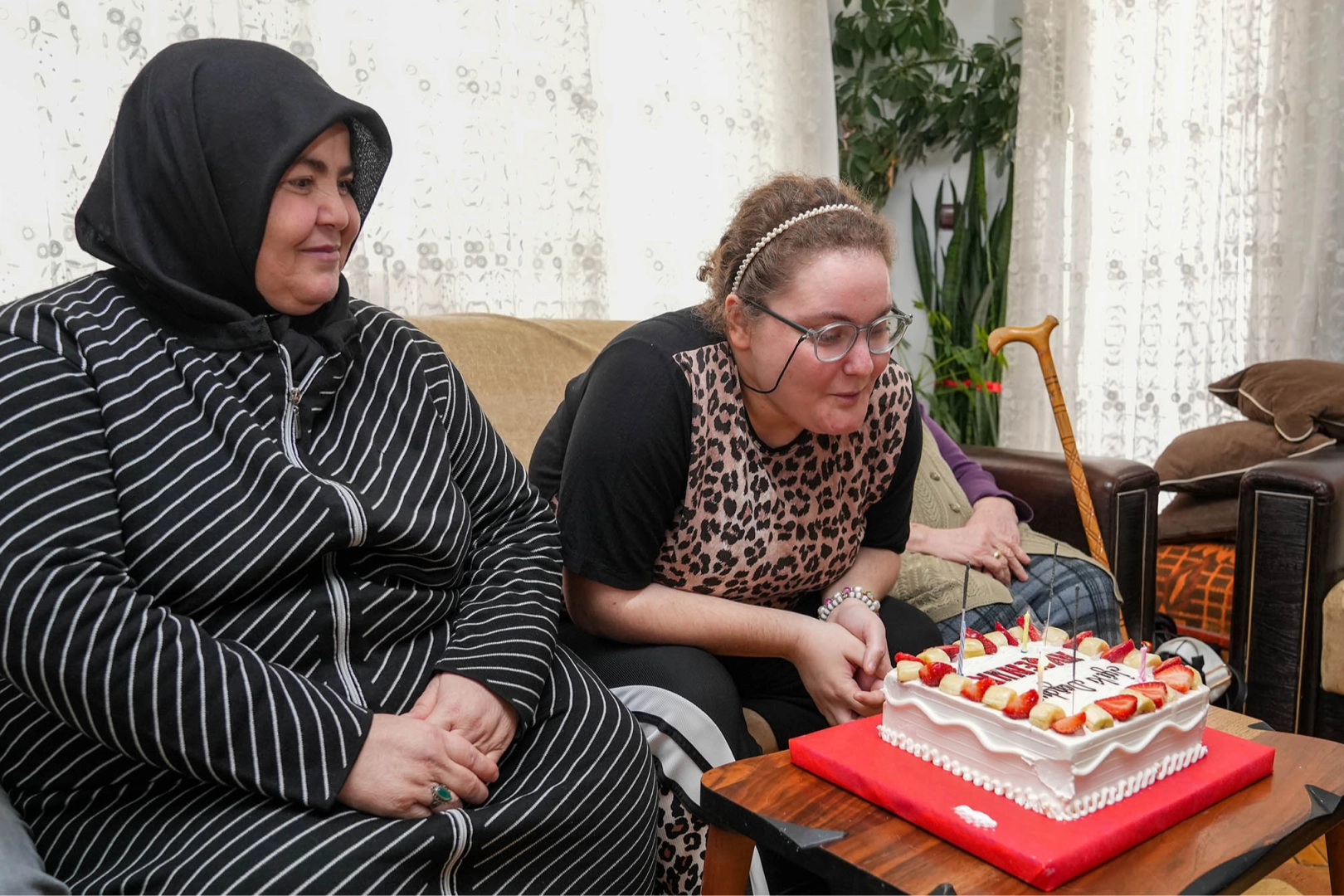 Ankara Keçiören'de özel bireylere sürpriz doğum günü