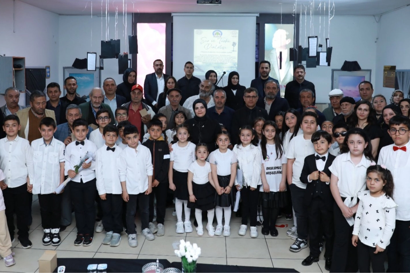 Sivaslı öğrenciler dede ve ninelerini ağırladı