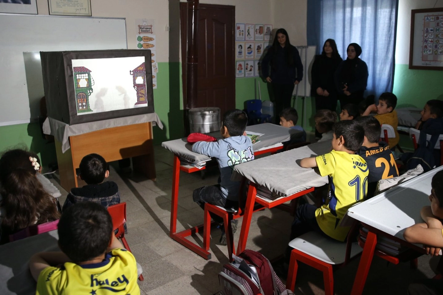 Bitlisli liseliler, geleneksel oyunu köylerde sahneliyor