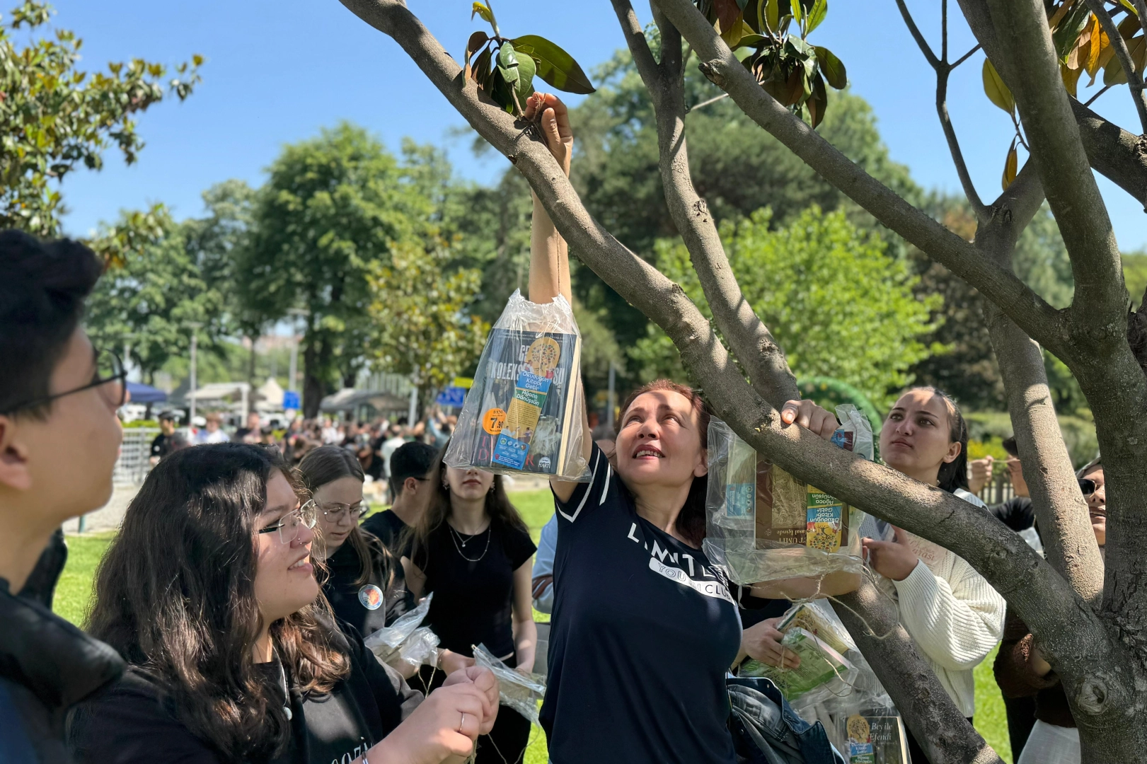 Bursa'da ağaçlar 'kitap' açtı!