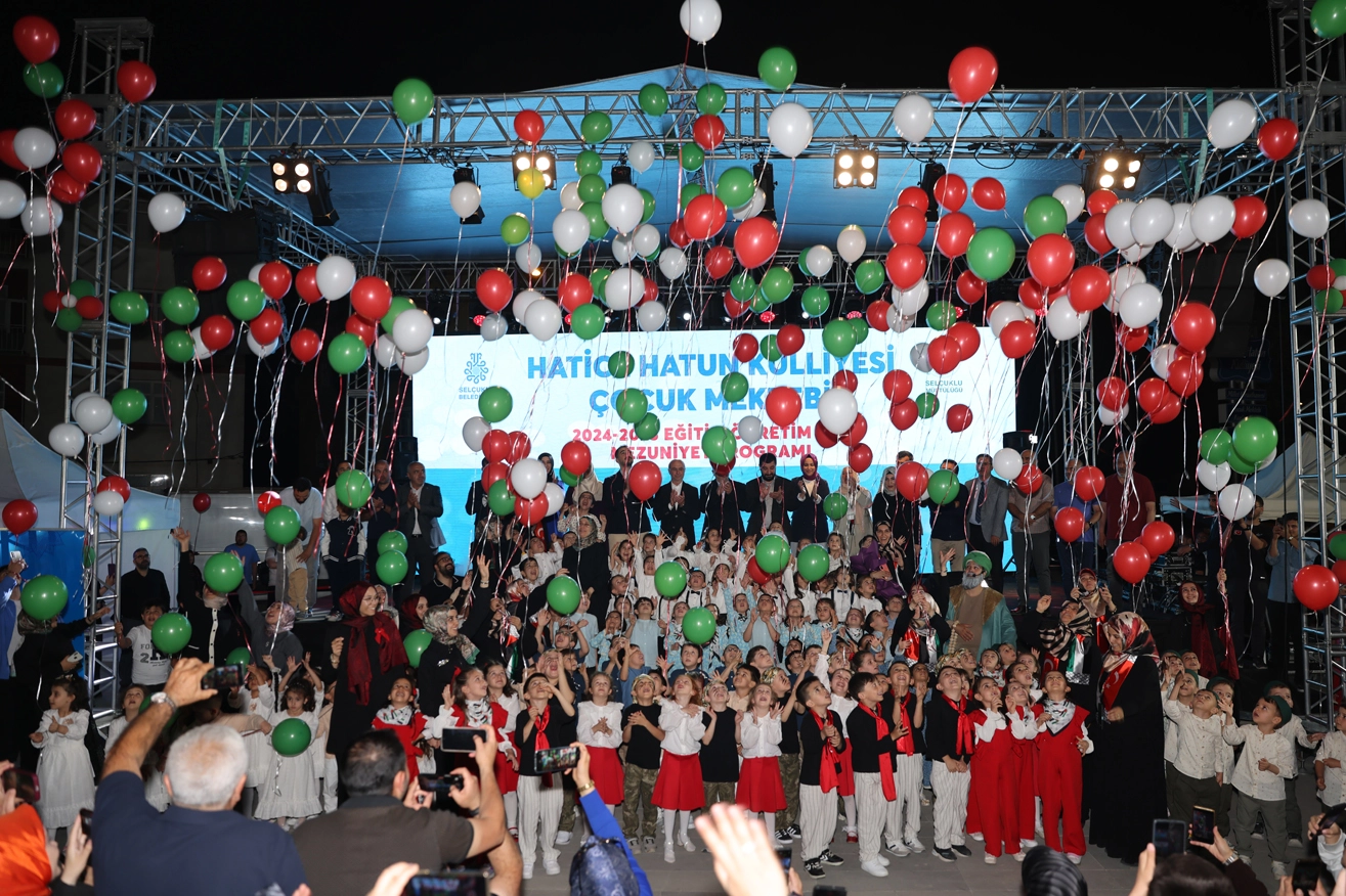Konya Selçuklu'da Hatice Hatun'da çocukların mezuniyet coşkusu