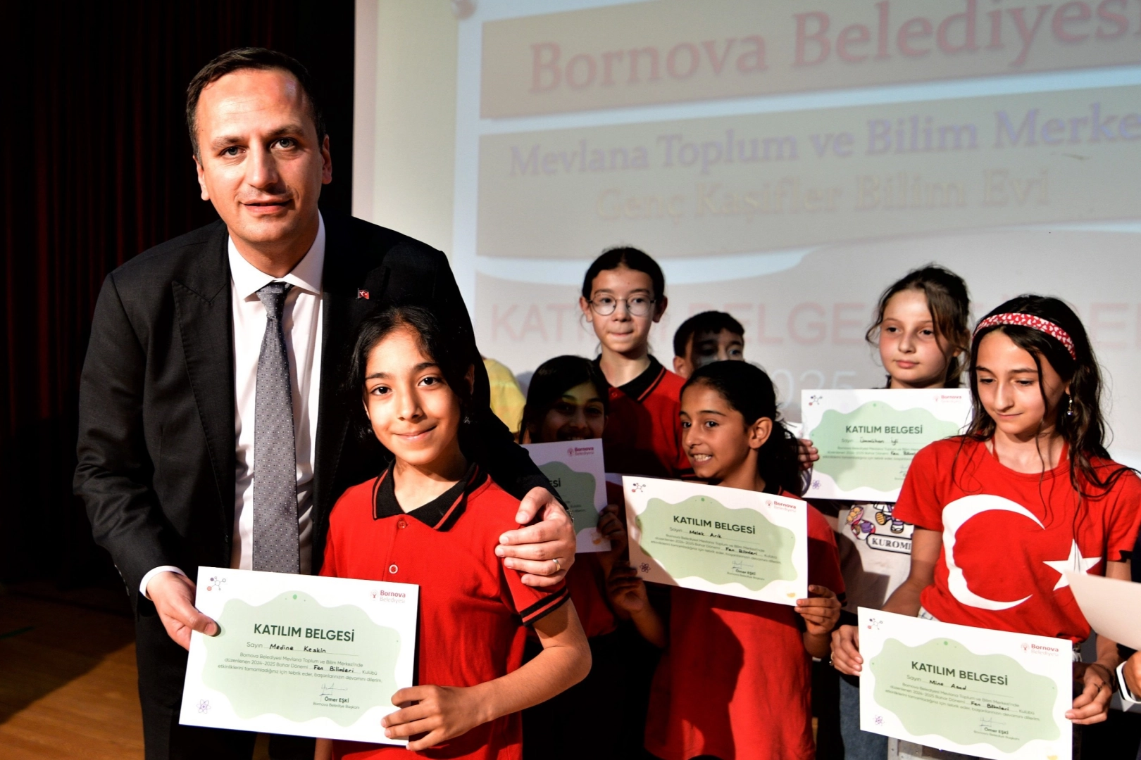 İzmir Bornova’da bilimle büyüyen geleceğin sertifika heyecanı