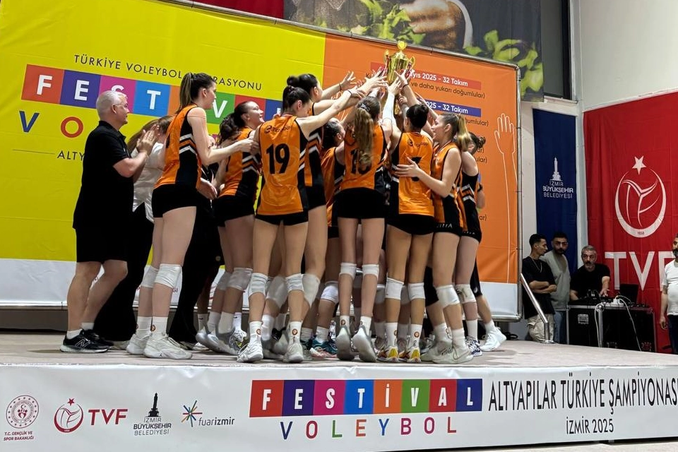 İzmir'de 'Festival Voleybol'da ilk ödüller verildi