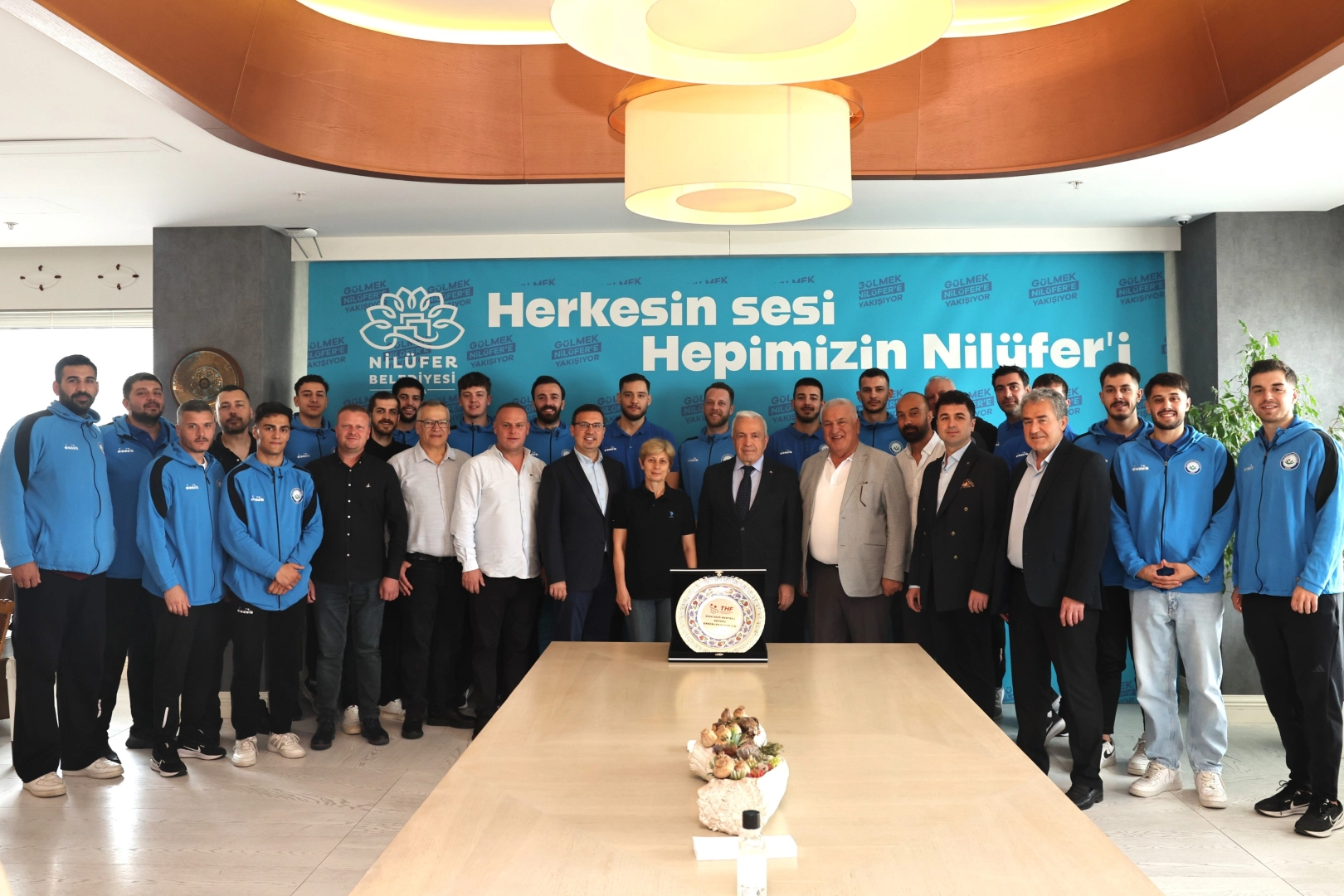 Nilüferli hentbolcular başarılarını Başkan Özdemir’le paylaştı