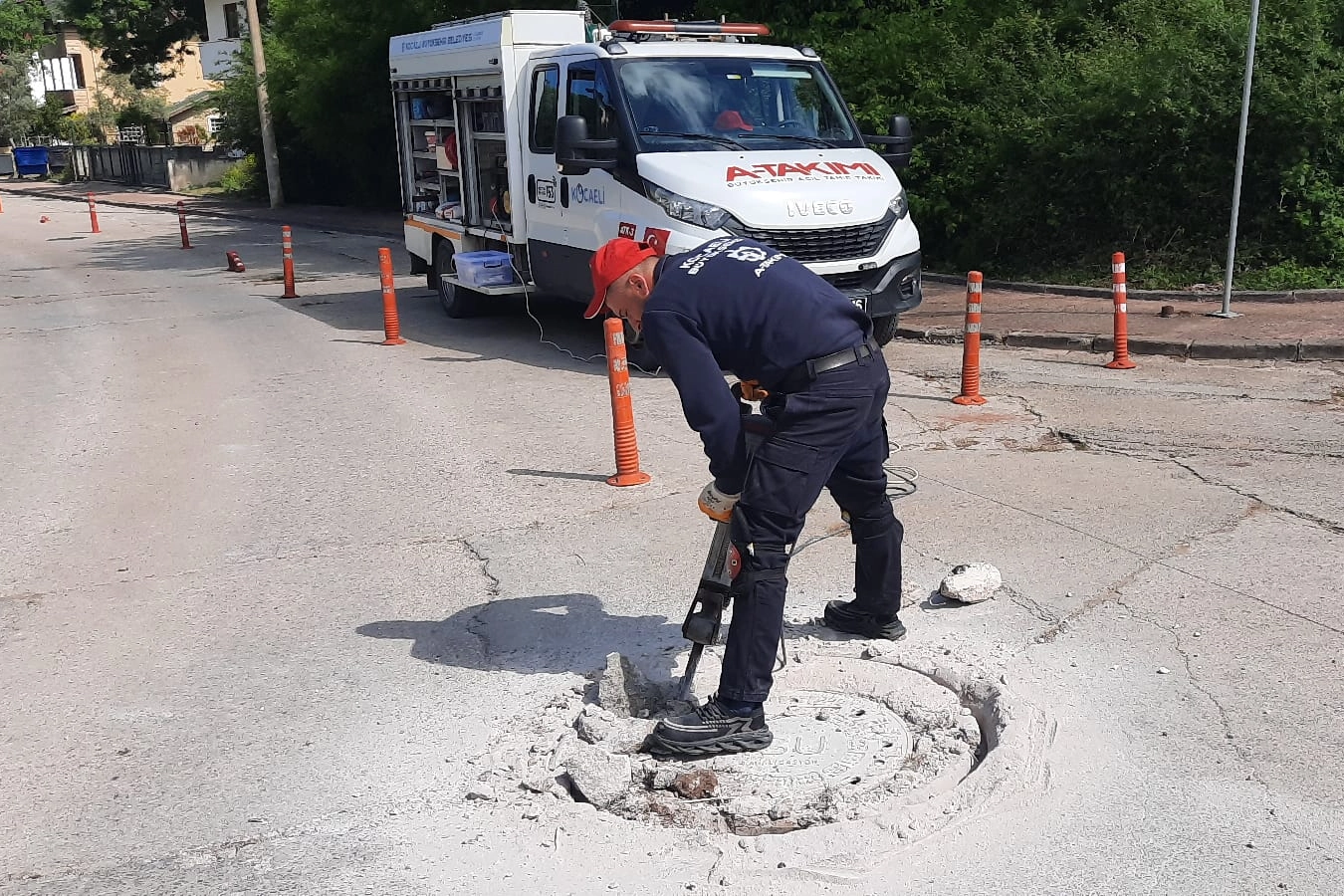 Kocaeli'de yol güvenliği için baca ve ızgaralar yenileniyor