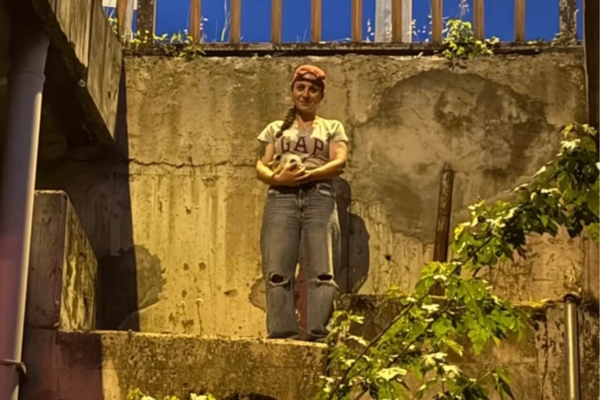 Düzce'de duyarlılık... Canını hiçe sayıp, mahsur kalan yavru kediyi kurtardı!