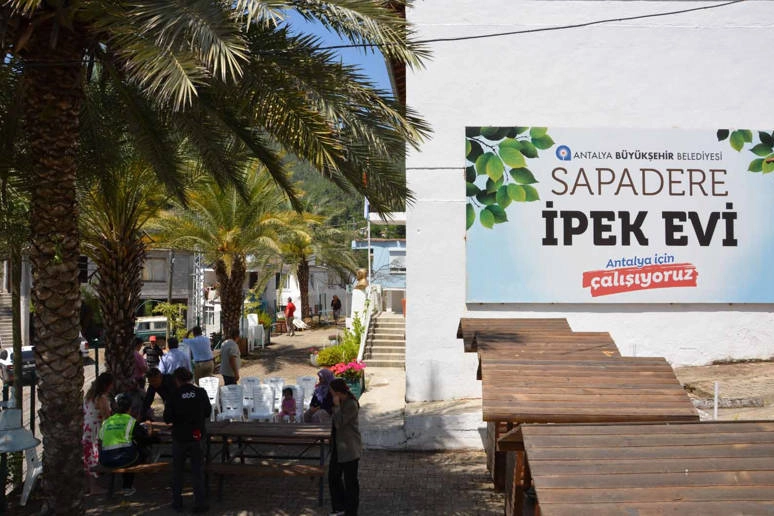 Antalya Büyükşehir’den üreticiye ipek böceği beslenme tablası