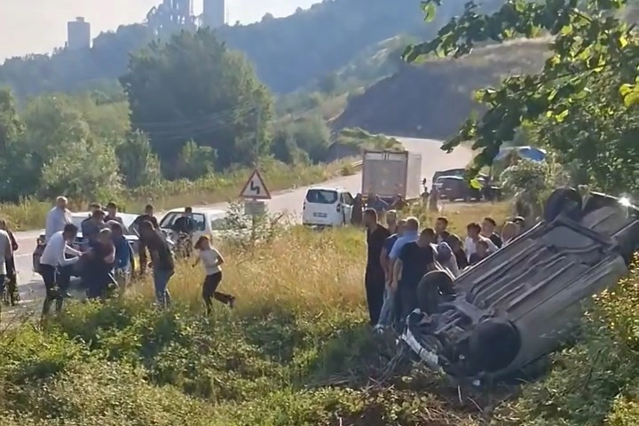 Düzce'de otomobil şarampole devrildi