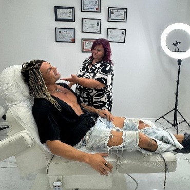 Vivien Aesthetics &amp; Clinic, Ünlülerin Güzellik Durağı Oldu! Mustafa Türk ve Dr. Nil Çetinkaya Tiryaki ile Estetikte Altın Çağ Başladı