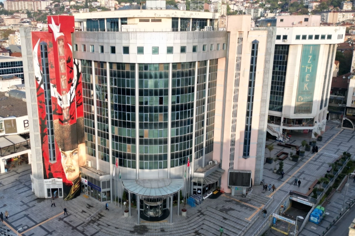 Kocaeli İzmit'te şehitlere saygı... Çocuk etkinlikleri ertelendi