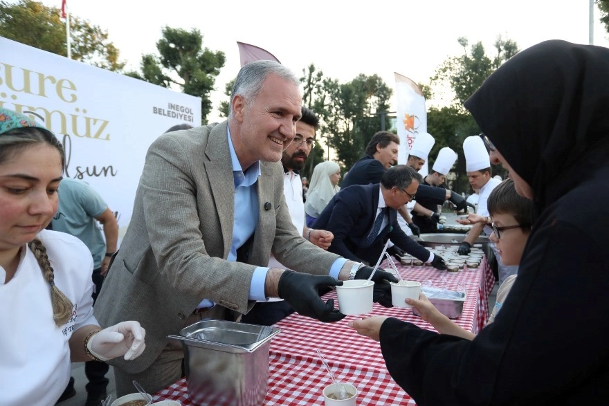 Bursa İnegöl’ün yeni meydanında aşure kazanları kaynadı