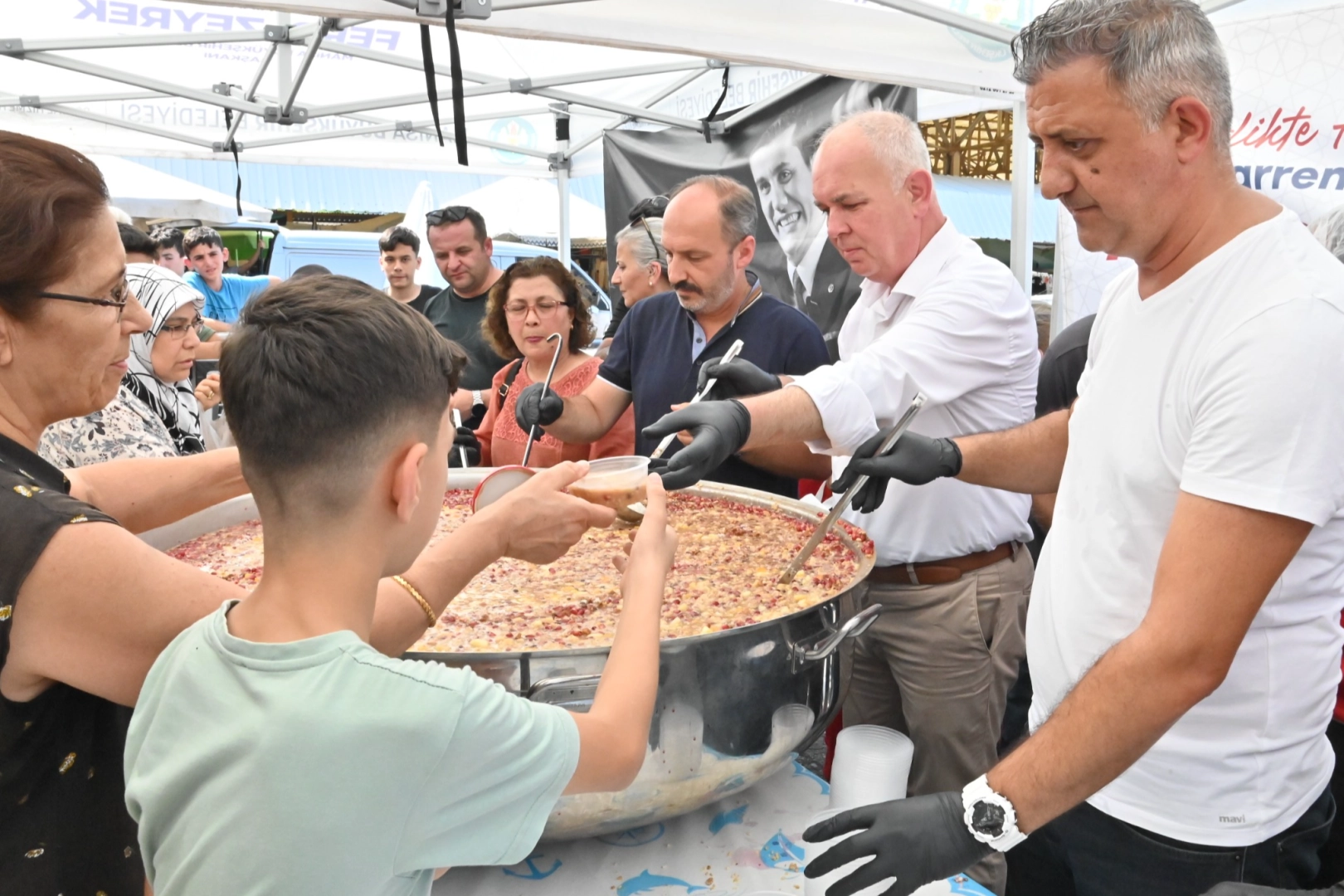 Manisa’da geleneksel aşure dağıtımı devam ediyor