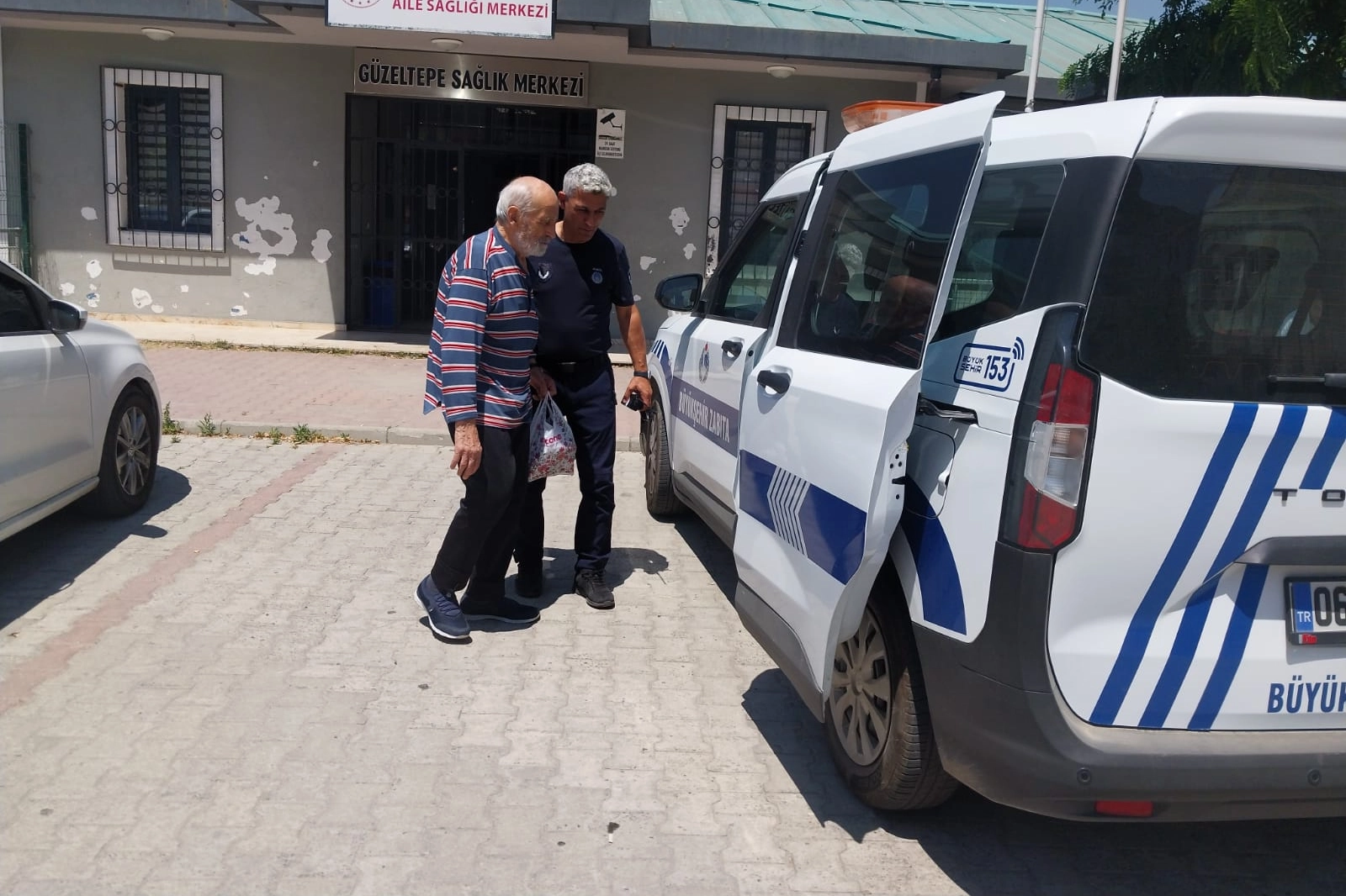 Koaceli'de zabıta ekipleri ihtiyaç sahibine destek oldu