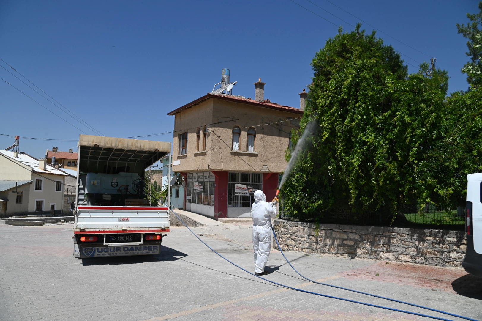 Konya Selçuklu'da yeşil alan ilaçlamaları sürüyor