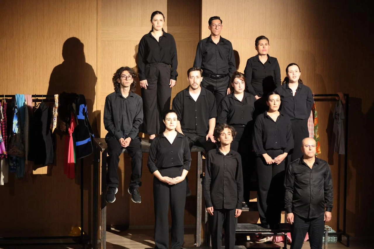 İzmir'de Kent Tiyatrosu kursiyerlerinden alkışlık performans