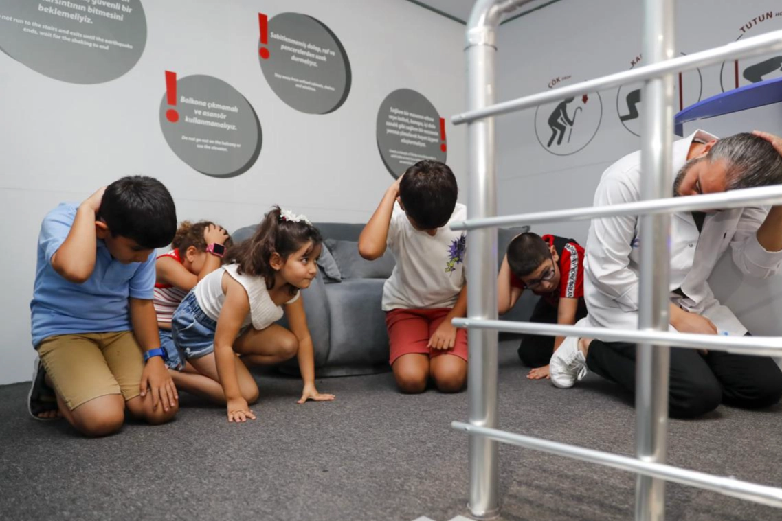 Mersin'de Mercan Bilim Merkezi’nde çocuklara afet bilinci eğitimi