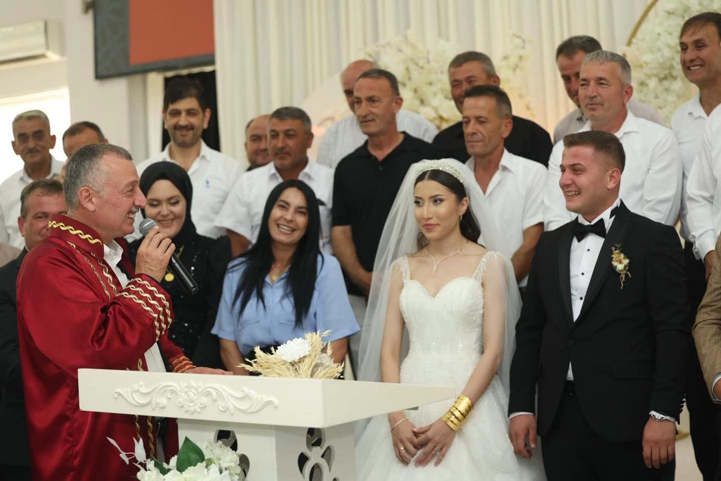 Kocaeli'de düğüne gitti, vatandaşla sohbet etti