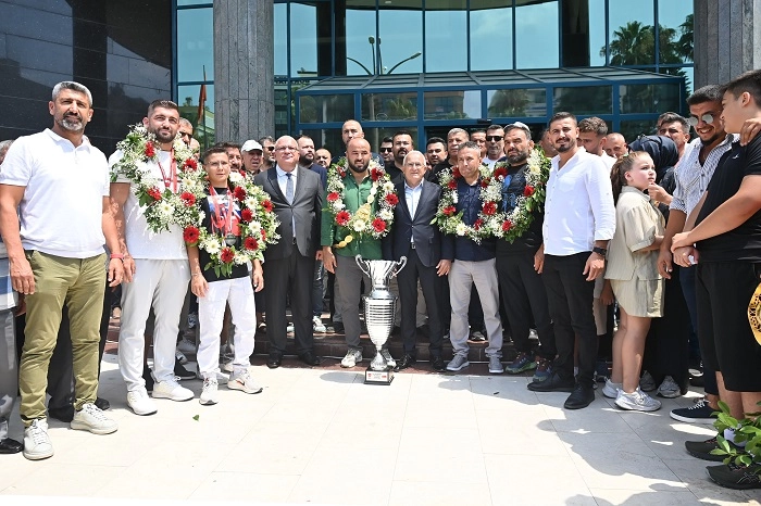 Antalya Kumluca'nın gururları törenle karşılandı