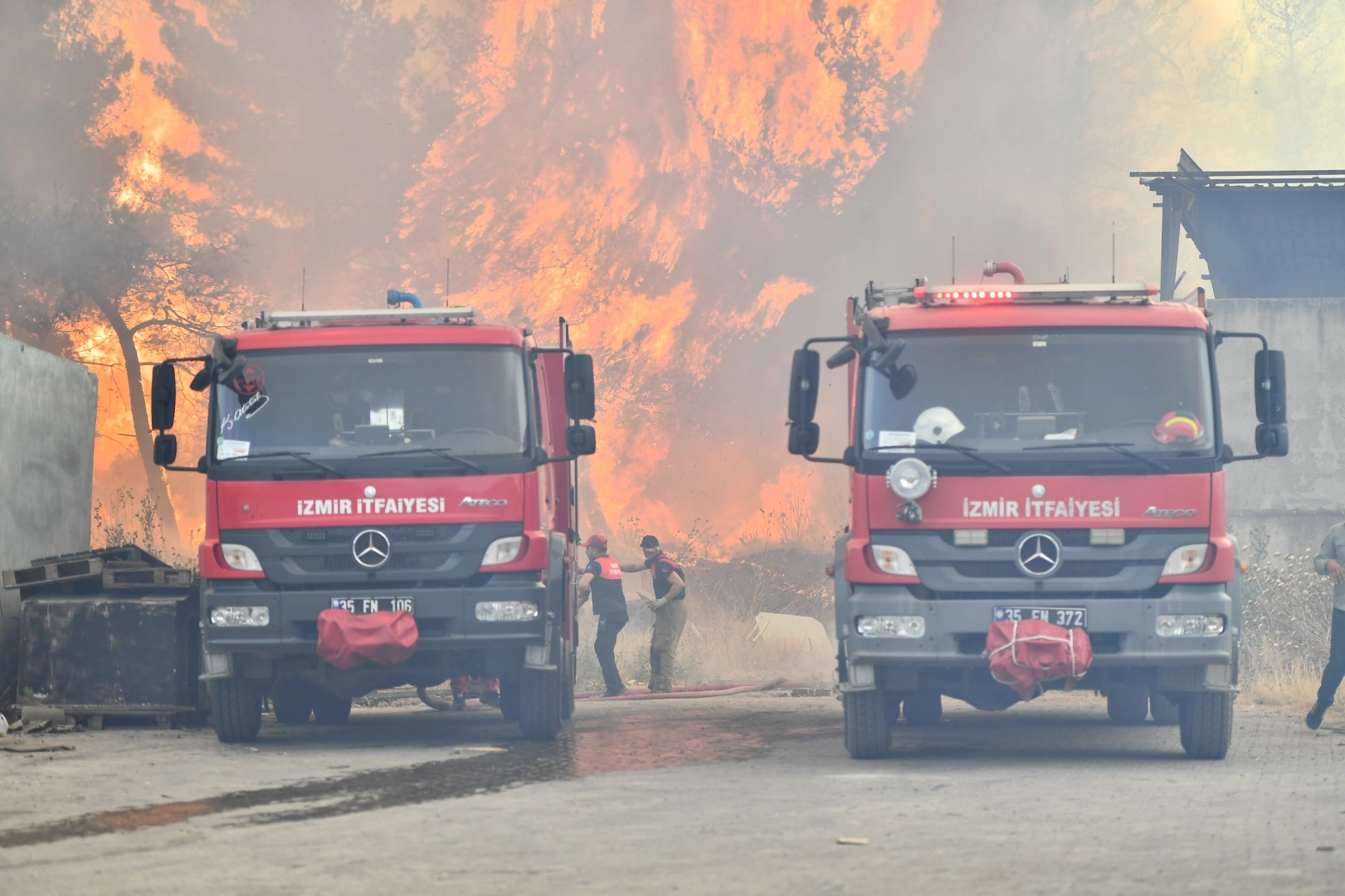 İzmir Bornova Gökdere’de yangınla mücadele sürüyor