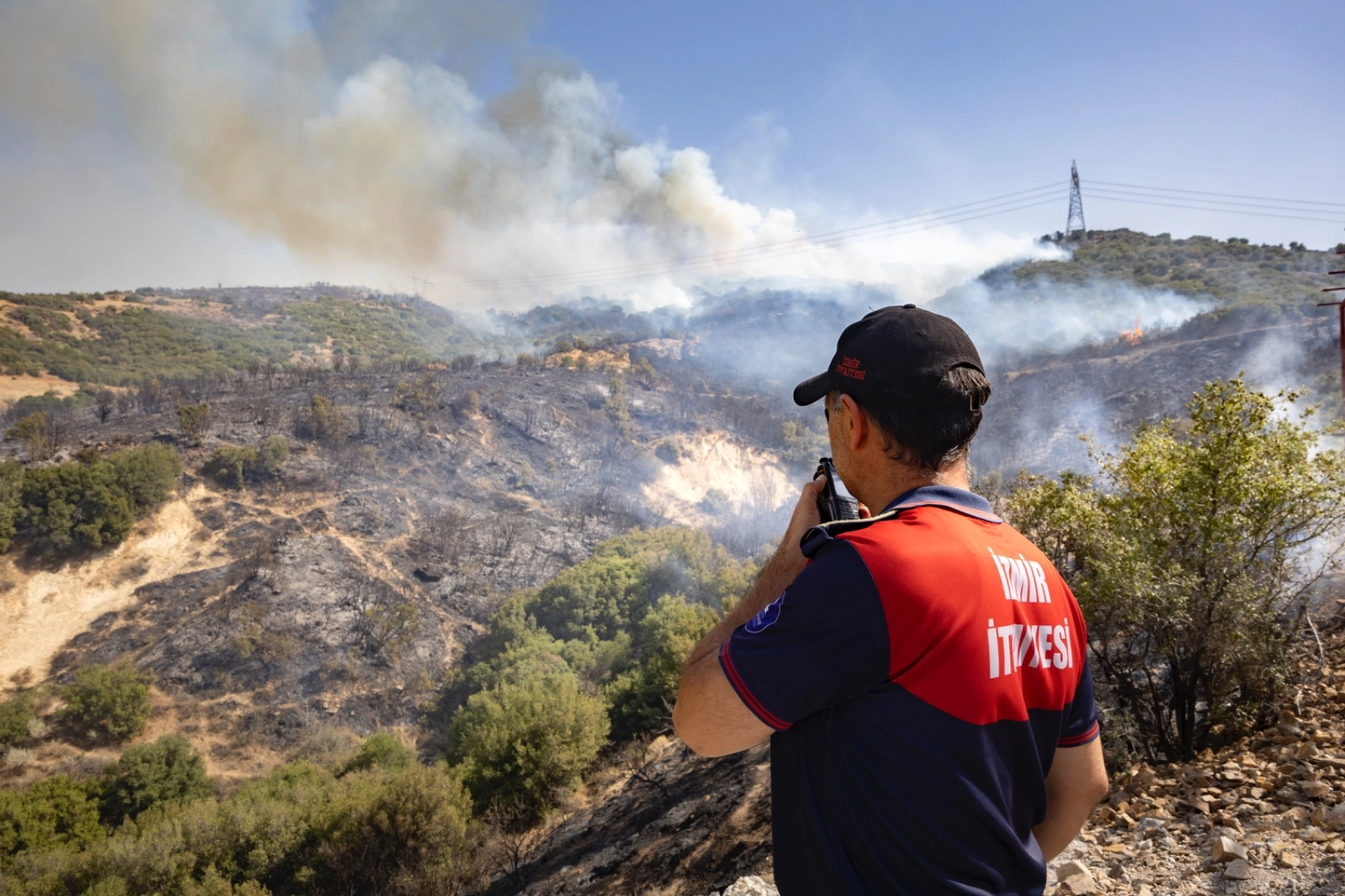 İzmir İtfaiyesi, Aliağa’daki yangına da müdahale ediyor