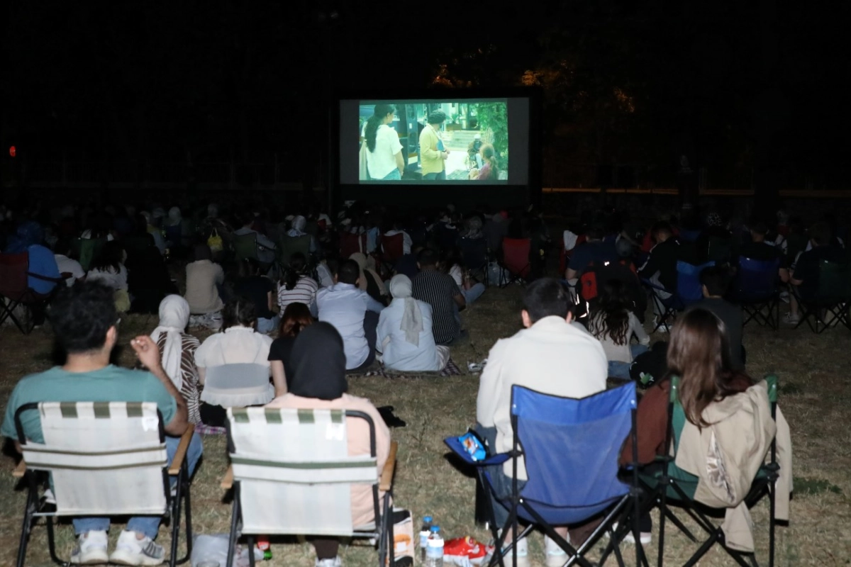 Bursa İnegöl’de açık hava sineması etkinliği düzenlendi