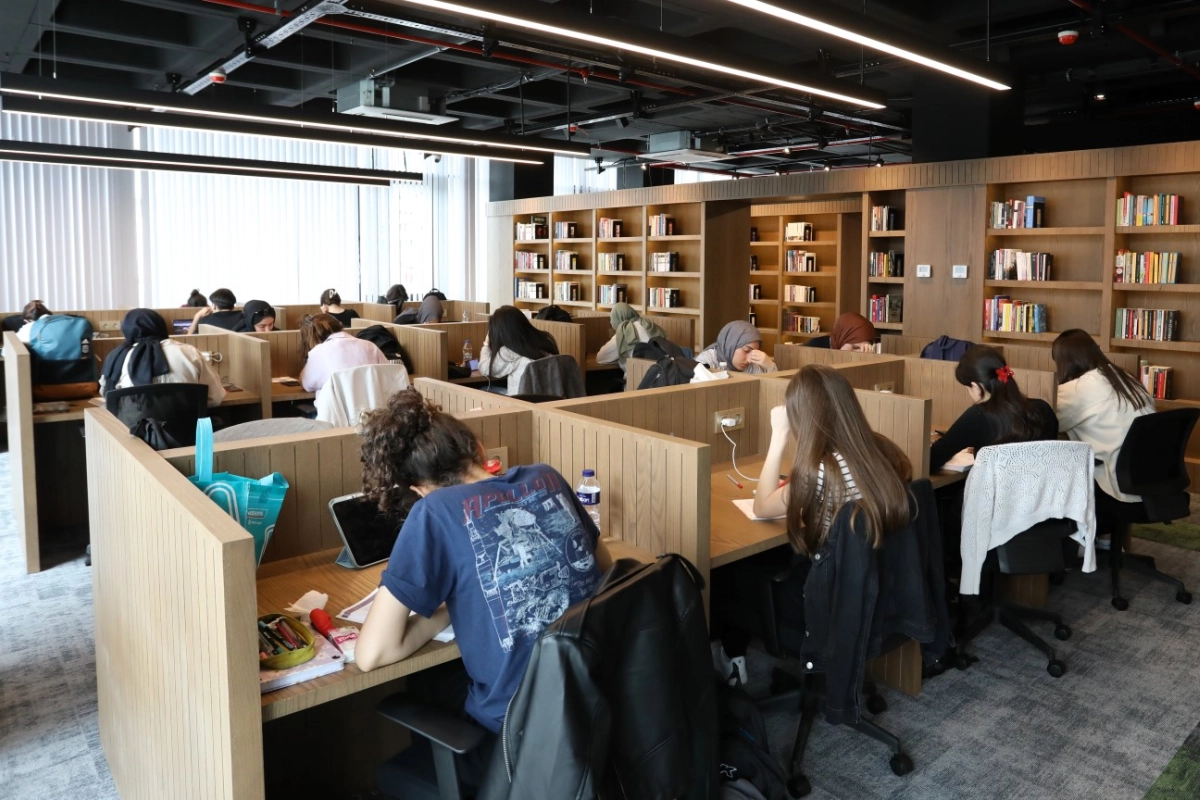 Bursa İnegöl'de 'Nöbetçi Kitaphaneler' meyvelerini veriyor