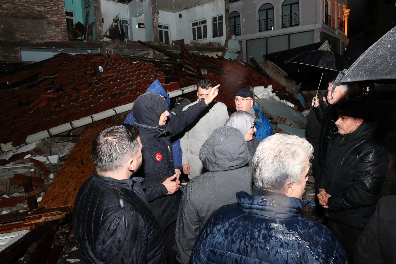 6,1’lik deprem sonrasında Bakan Yerlikaya sahada