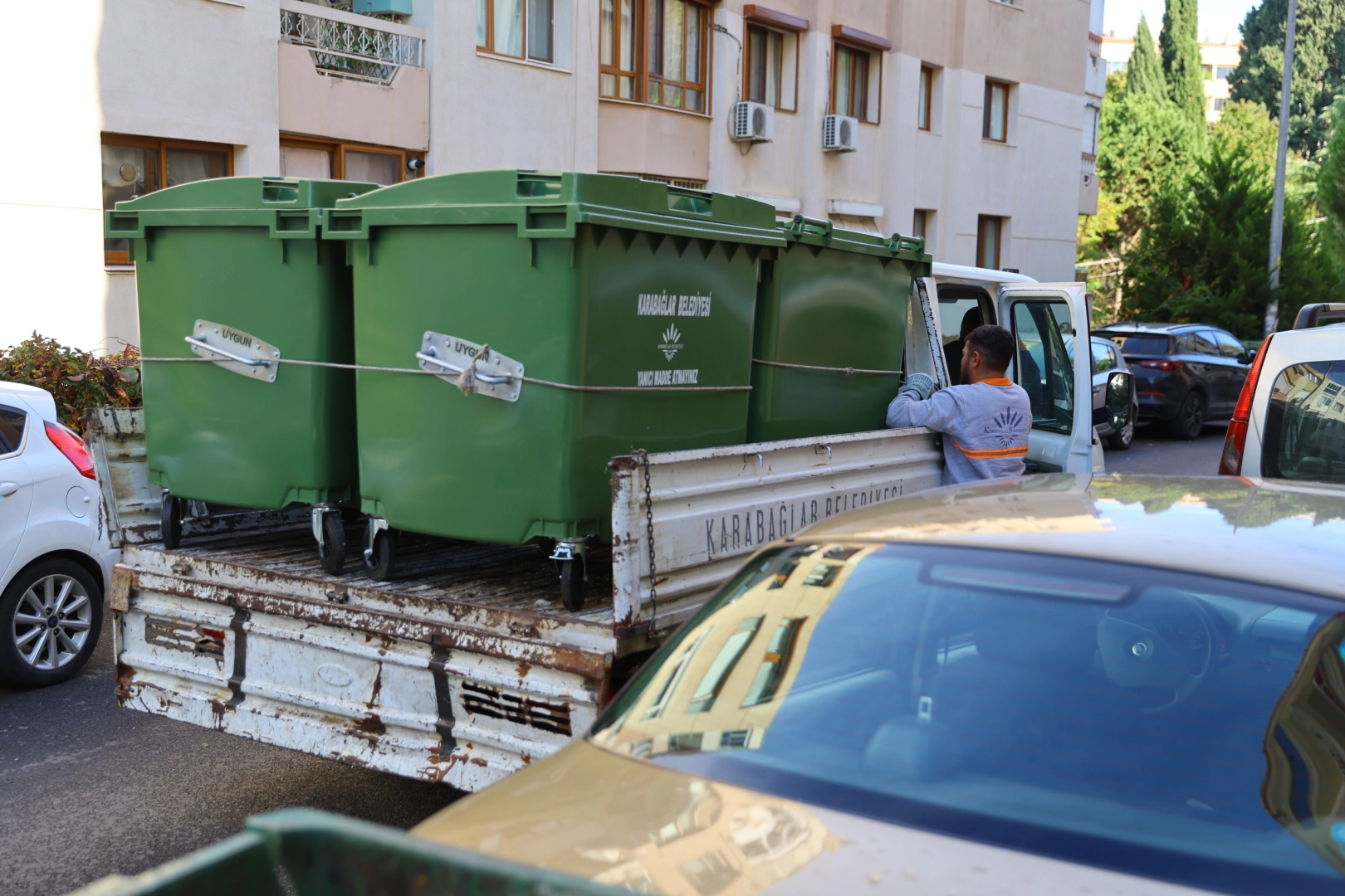 İzmir Karabağlar'da çöp konteynerleri yenileniyor