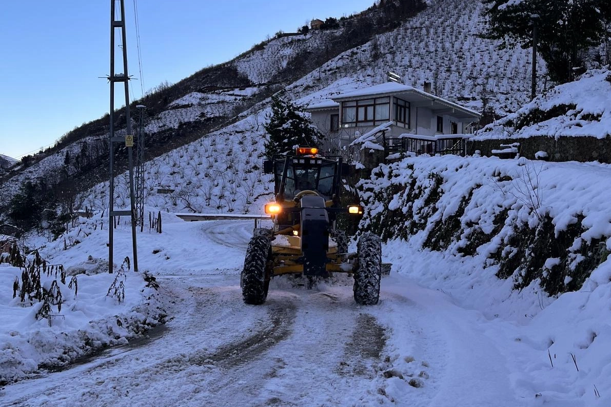 Trabzon'da yoğun kar mesaisi! Tüm yollar açıldı