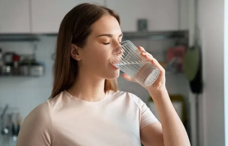 Yaşamın Eliksiri: Yeterli Su Tüketiminin Vücut Fonksiyonları Üzerindeki Hayati Rolü